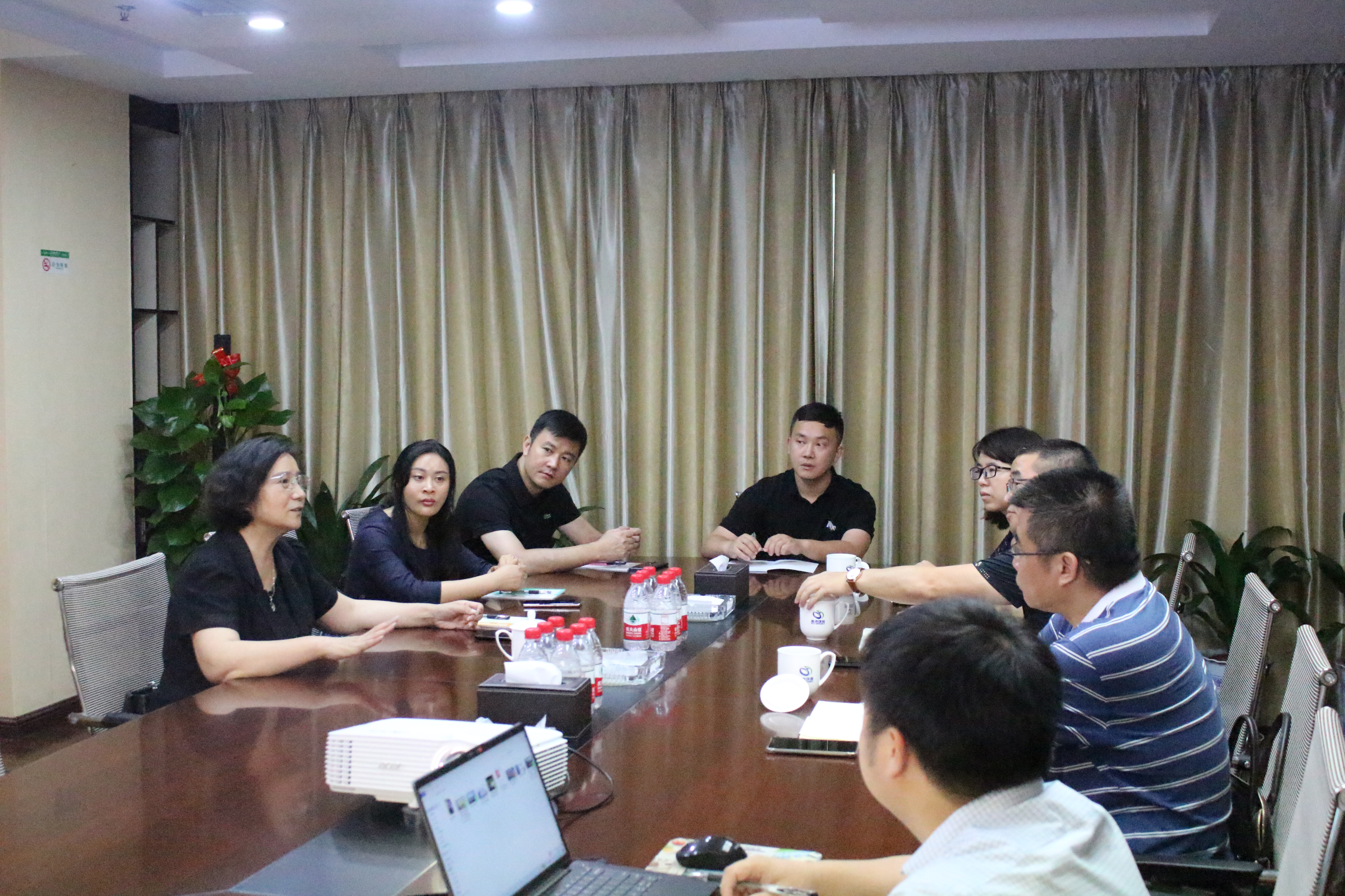 贛州市統(tǒng)戰(zhàn)部副部長、市工商聯(lián)黨組書記楊小妹蒞臨挺進環(huán)保調(diào)研