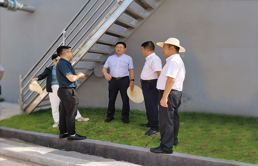 江西省生態(tài)環(huán)境廳副廳長級生態(tài)環(huán)境監(jiān)察專員、贛南專員辦主任喻子水一行蒞臨挺進環(huán)保和樂新村項目點視察調(diào)研